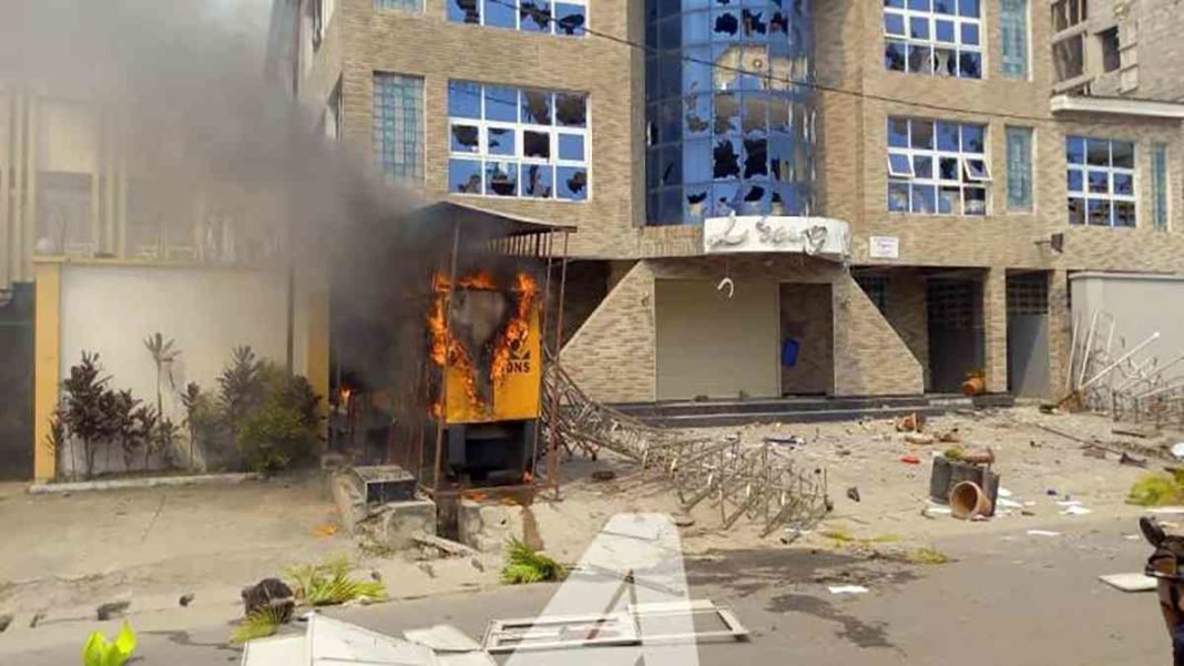 La colère des militants s’expand, un hôtel détruit près de la RTNC