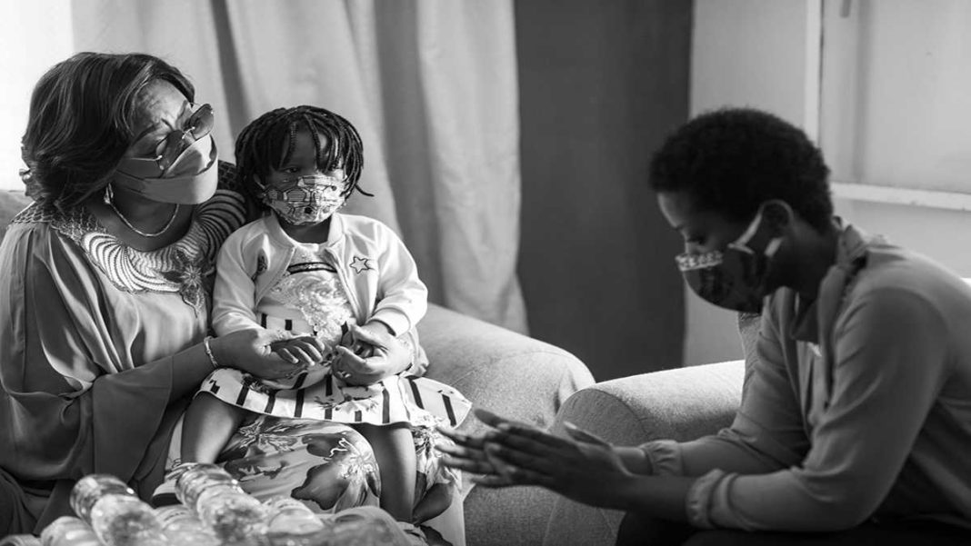 Denise Nyakeru visite la veuve de Rossy Mukendi Denise Nyakeru visite la veuve de Rossy Mukendi