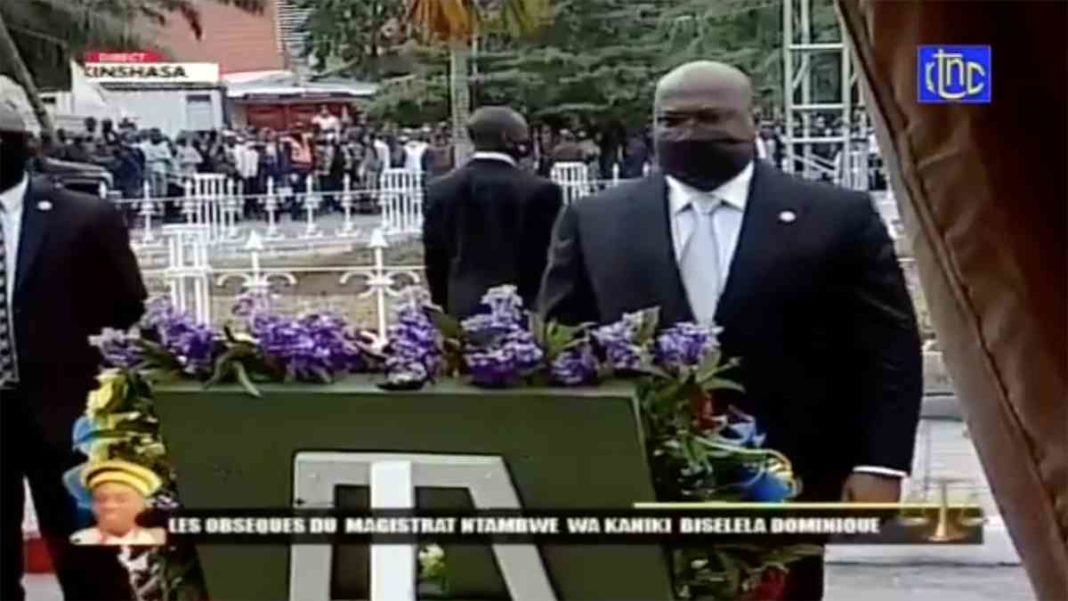 L’arrivée de Félix Tshisekedi à la cérémonie des funérailles du premier président de la Cour de Cassation L’arrivée de Félix Tshisekedi à la cérémonie des funérailles du premier président de la Cour de Cassation