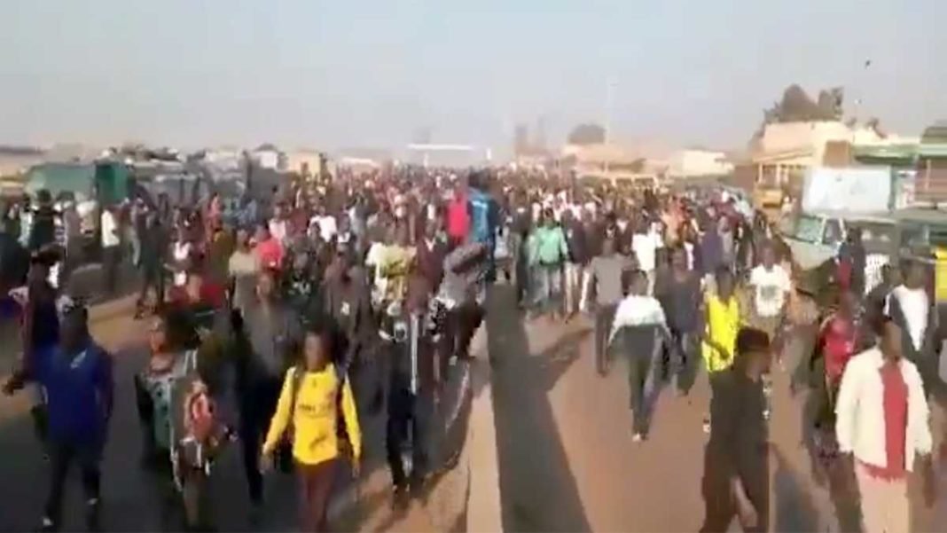 Tirs, déploiement de l’armée, Lubumbashi brave le confinement et marche contre Ronsard Malonda