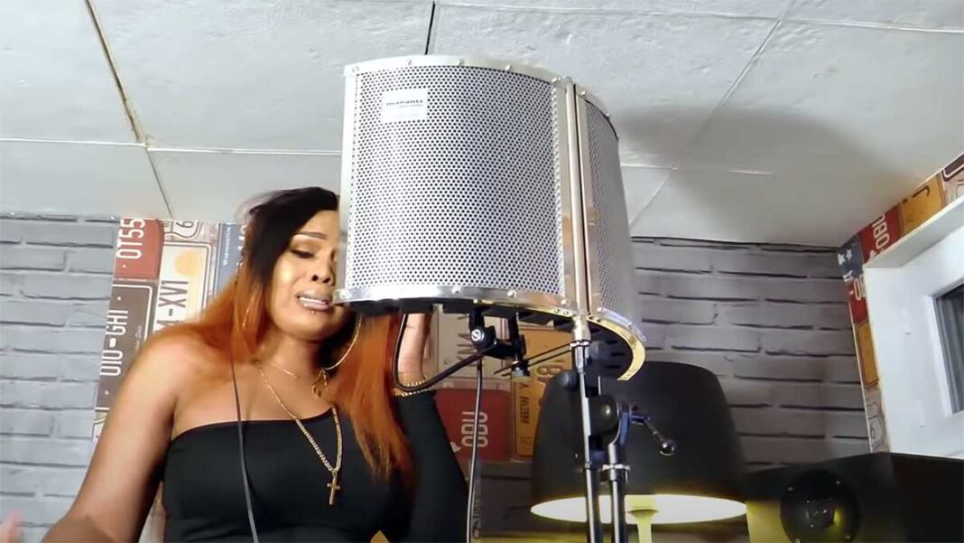 Carine Mokonzi – Héros National R.I.P Arafat (Clip Officiel) Carine Mokonzi – Héros National R.I.P Arafat (Clip Officiel)