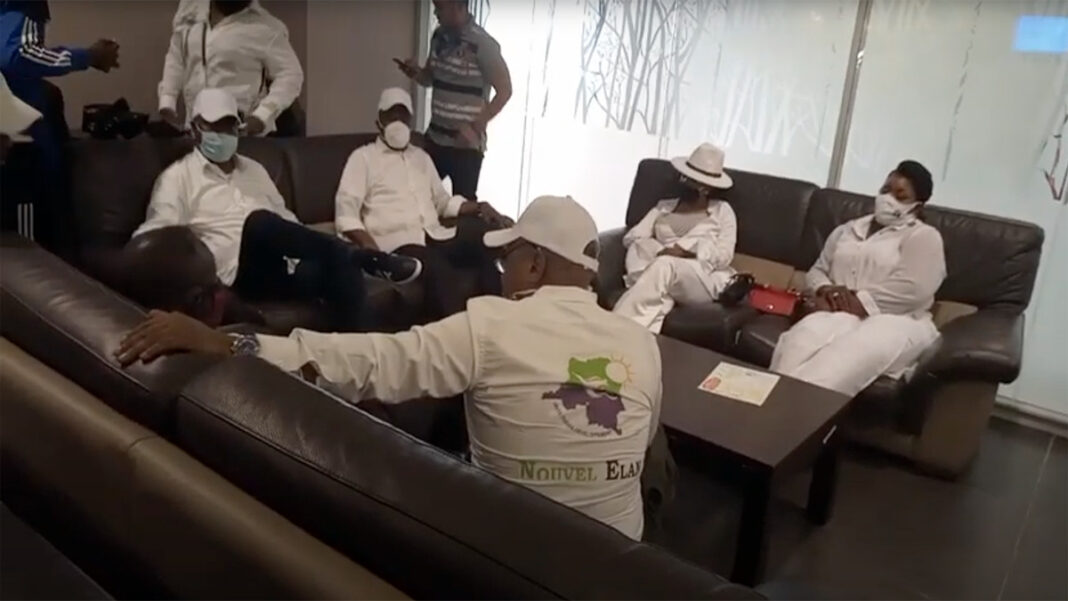 En direct : l’arrivée de Fayulu et Muzito à l’Aéroport de N’djili En direct : l’arrivée de Fayulu et Muzito à l’Aéroport de N’djili