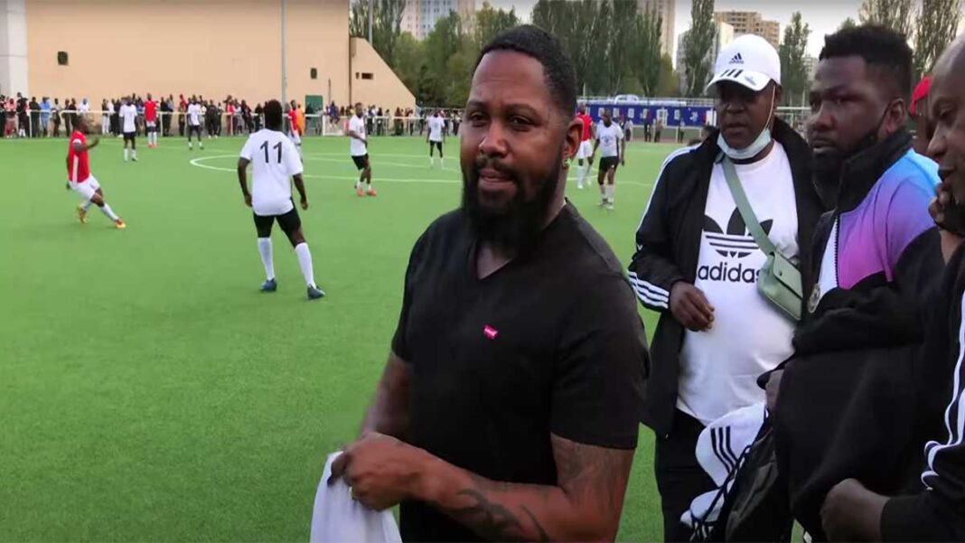 Quand Ferre Gola joue au football à Paris ça donne ça! Quand Ferre Gola joue au football à Paris ça donne ça!