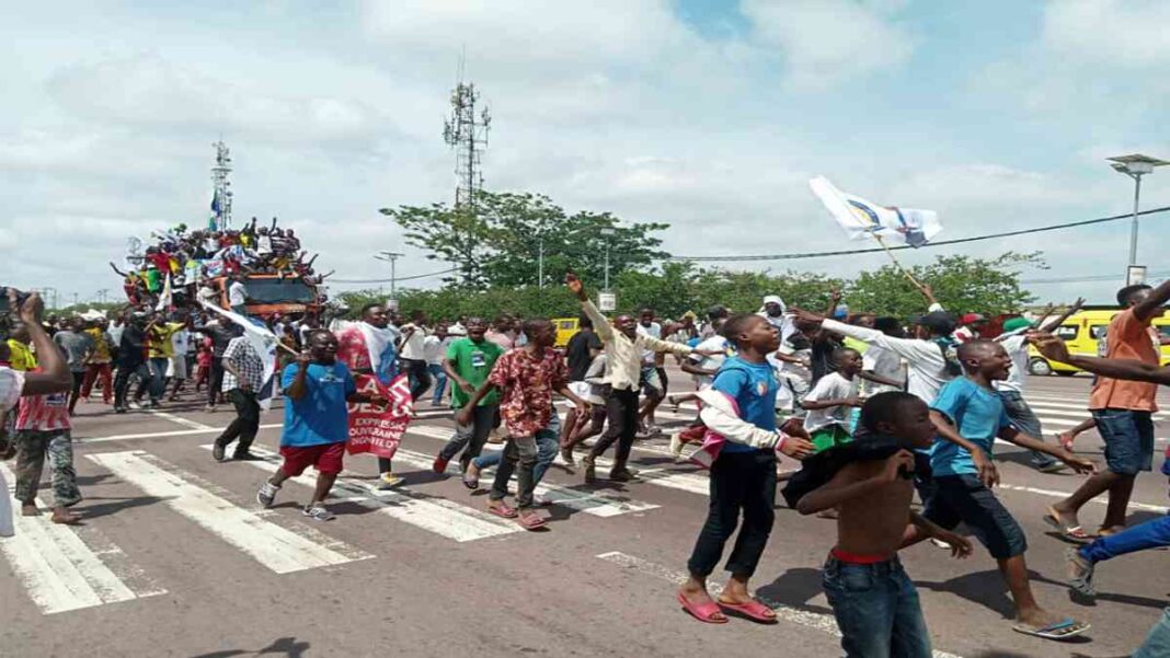 Arrivée de F’Victeam de Fally Ipupa à Kinshasa. Plein à craquer! Arrivée de F’Victeam de Fally Ipupa à Kinshasa. Plein à craquer!