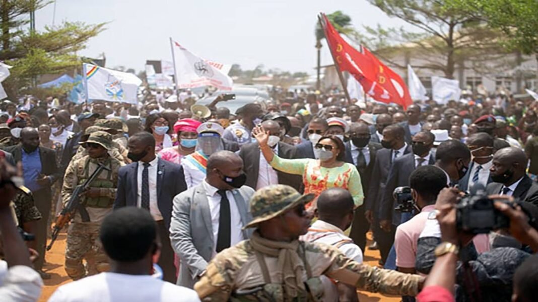 Denise Nyakeru offre 3000 mètres de cables à la SNEL pour l’électrification de Muanda Denise Nyakeru offre 3000 mètres de cables à la SNEL pour l’électrification de Muanda