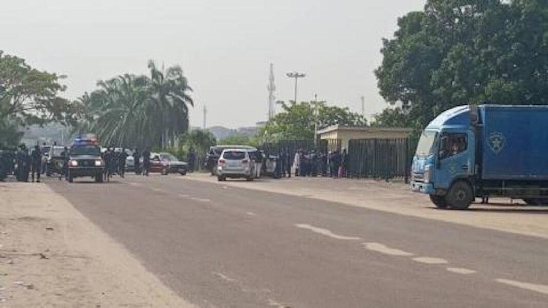Examen des pétitions contre le bureau Mabunda : Le Palais du Peuple quadrillé par la Police Examen des pétitions contre le bureau Mabunda : Le Palais du Peuple quadrillé par la Police
