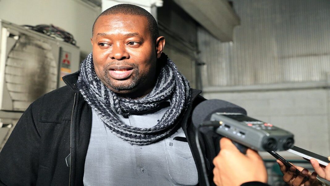 Thomas Lokofe en larmes, aleli pona Denis Lessie Thomas Lokofe en larmes, aleli pona Denis Lessie