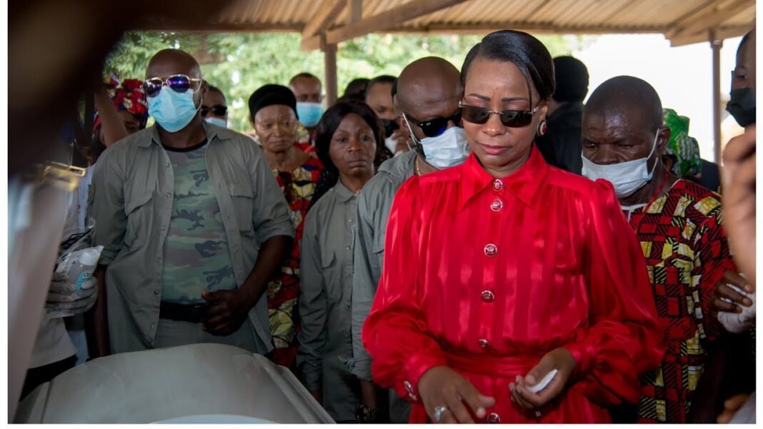 En larmes, Olive Lembe fait ses adieux à Papa Célestin, suivez les obsèques