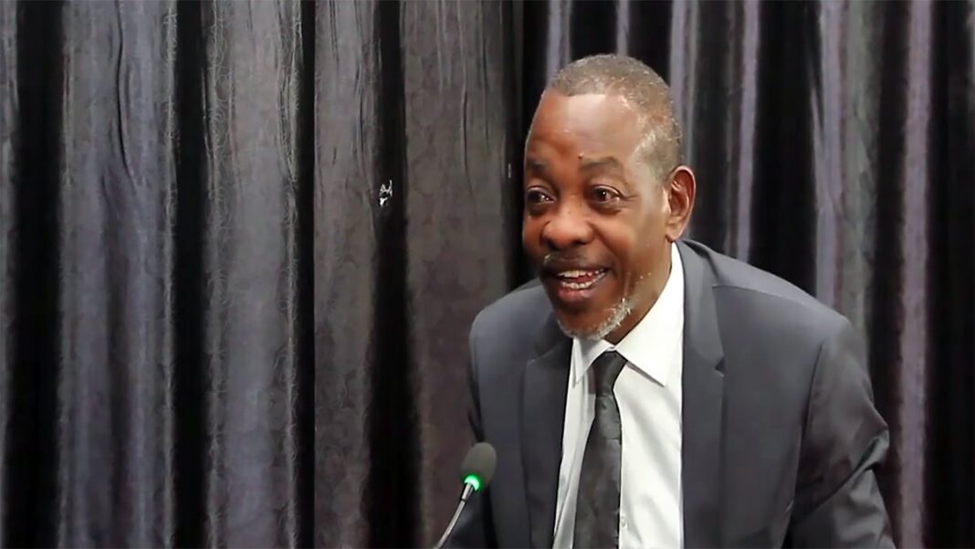 Mike Mukebayi s’éclate après la sortie du gouvernement Mike Mukebayi s’éclate après la sortie du gouvernement