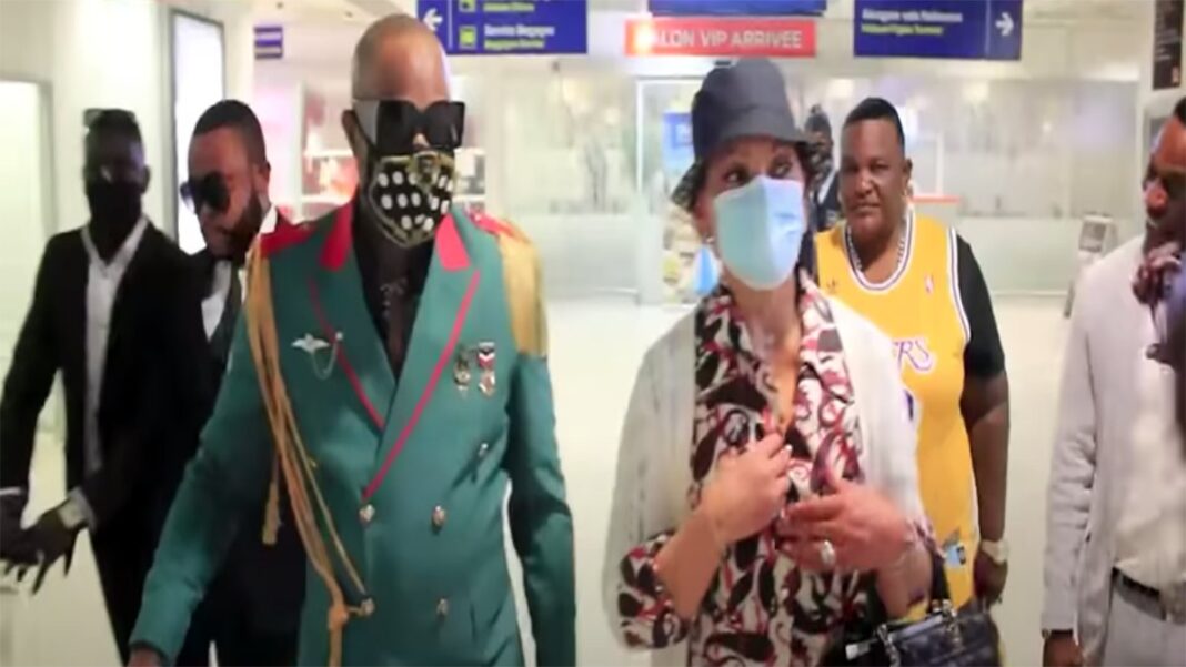 Arrivée de Koffi Olomide, sa femme Aliya et sa fille Didistone à Kinshasa Arrivée de Koffi Olomide, sa femme Aliya et sa fille Didistone à Kinshasa