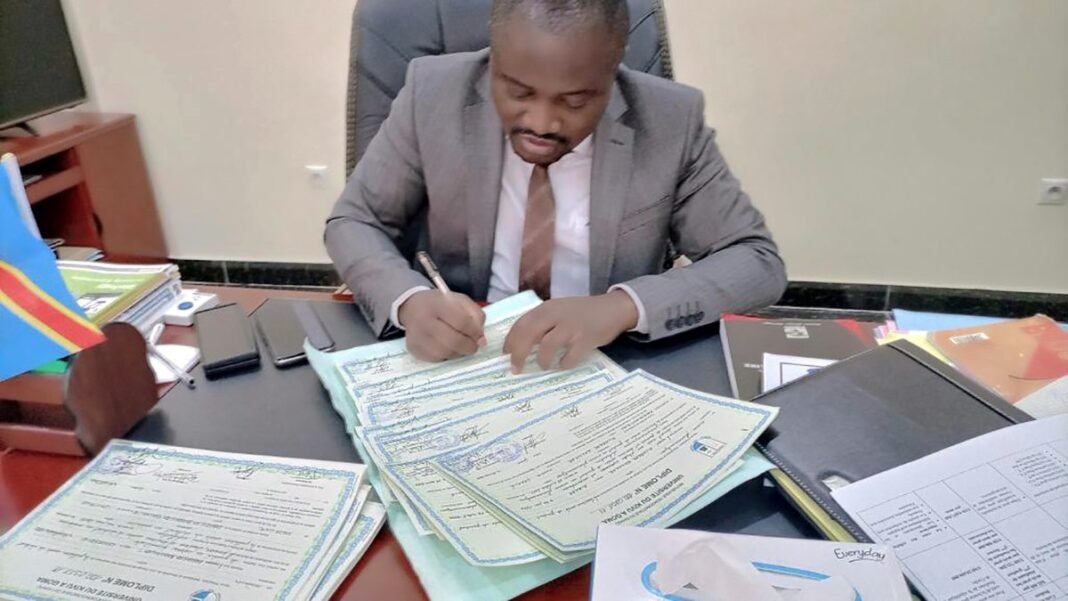 Signature de plus d’un million des diplômes non-signés à l’ESU : l’ex ministre Luhaka contredit Muhindo Nzangi et précise « qu’il n’a laissé aucun diplôme non signé sur sa table »