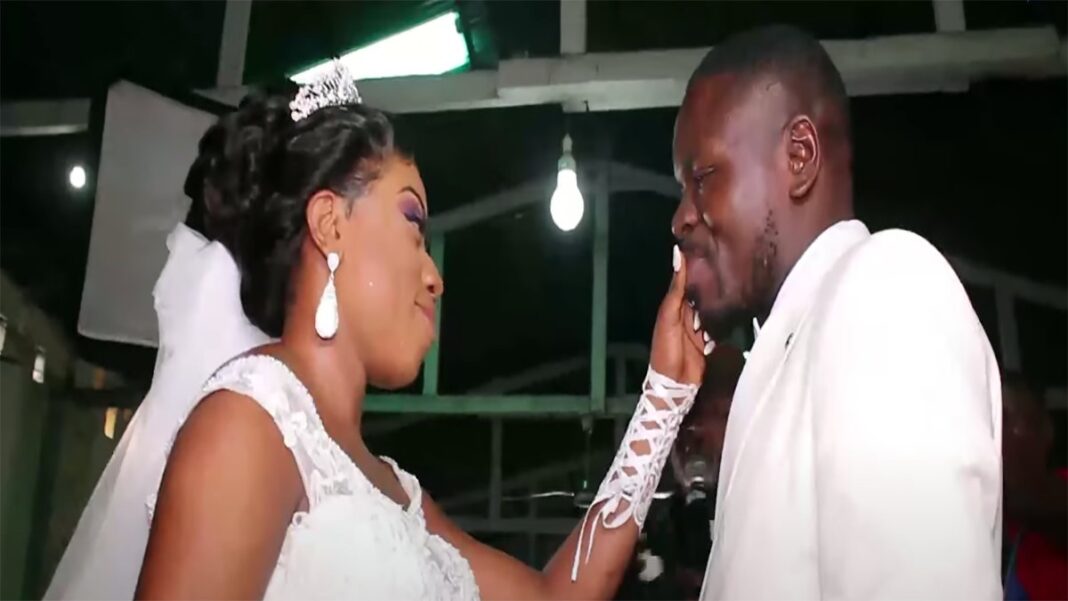 La femme de Liteya Kanda en larmes à l’église à l’occasion de leur mariage religieux La femme de Liteya Kanda en larmes à l’église à l’occasion de leur mariage religieux