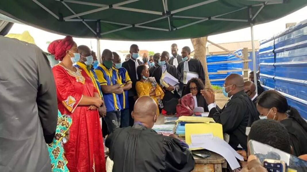 Acquittée dans l’affaire de l’assassinat de son mari, la veuve Kahimbi est retournée en prison 48h après sa libération Acquittée dans l’affaire de l’assassinat de son mari, la veuve Kahimbi est retournée en prison 48h après sa libération