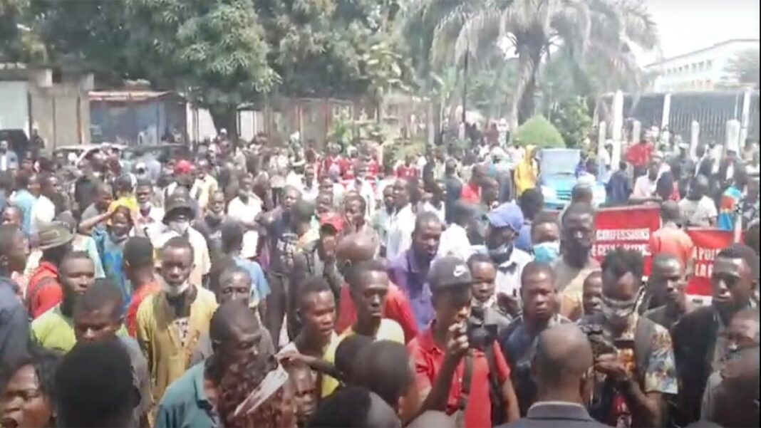 Urgent. VIDEO : Les jeunes de Lamuka en sit-in devant le siège de la Cenco Urgent. VIDEO : Les jeunes de Lamuka en sit-in devant le siège de la Cenco