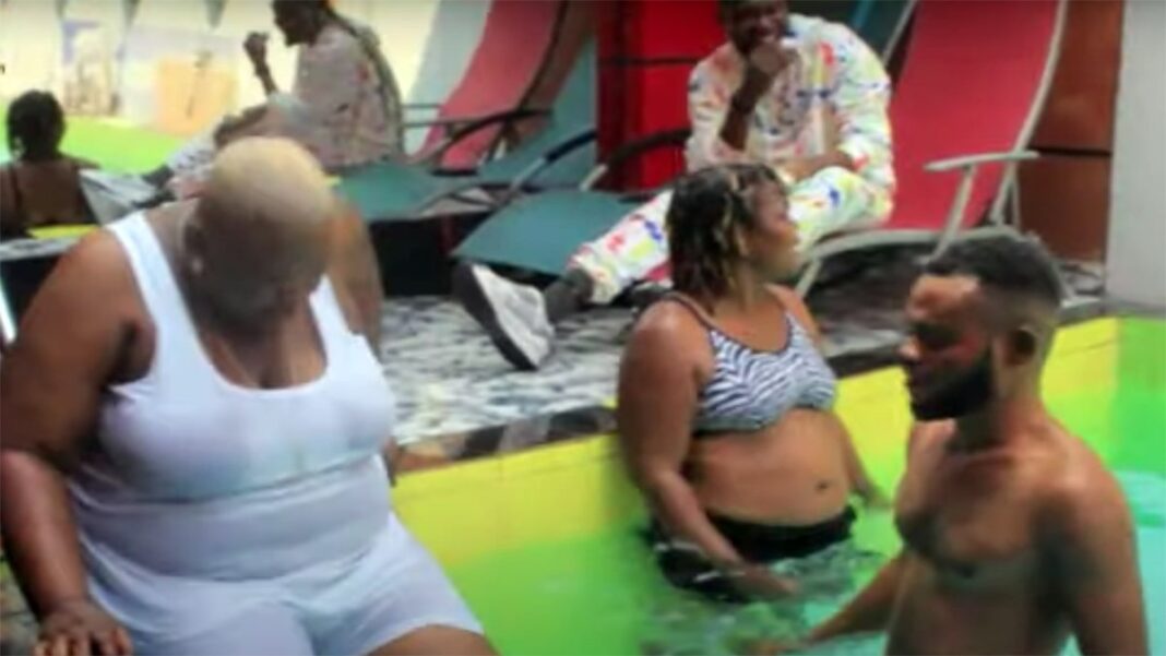 Kissindjora na kati ya piscine avec ses musiciens Kissindjora na kati ya piscine avec ses musiciens