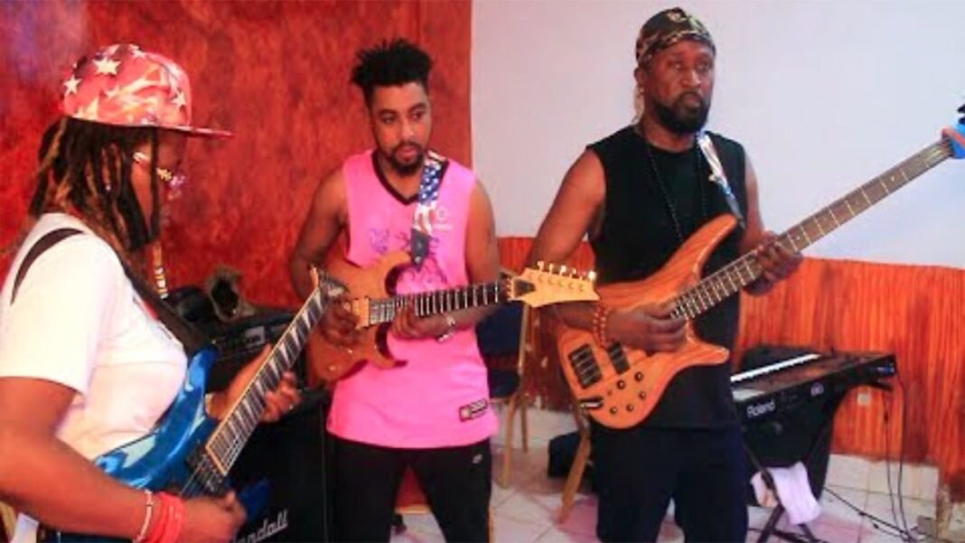 Quand Werrason joue à la guitare Bass avec Sarah Solo et Makaba
