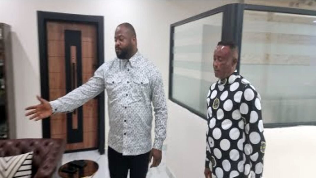 Exclusivité : Le Prophète Denis Lessie rend visite de réconfort au Pasteur Moise Mbiye