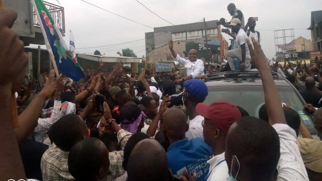 Kinshasa : Fayulu et Muzito escortés par la foule