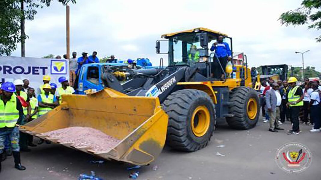 Après Tshilejelu, Sama Lukonde lance les travaux du projet « Kinshasa zéro trou » Après Tshilejelu, Sama Lukonde lance les travaux du projet « Kinshasa zéro trou »