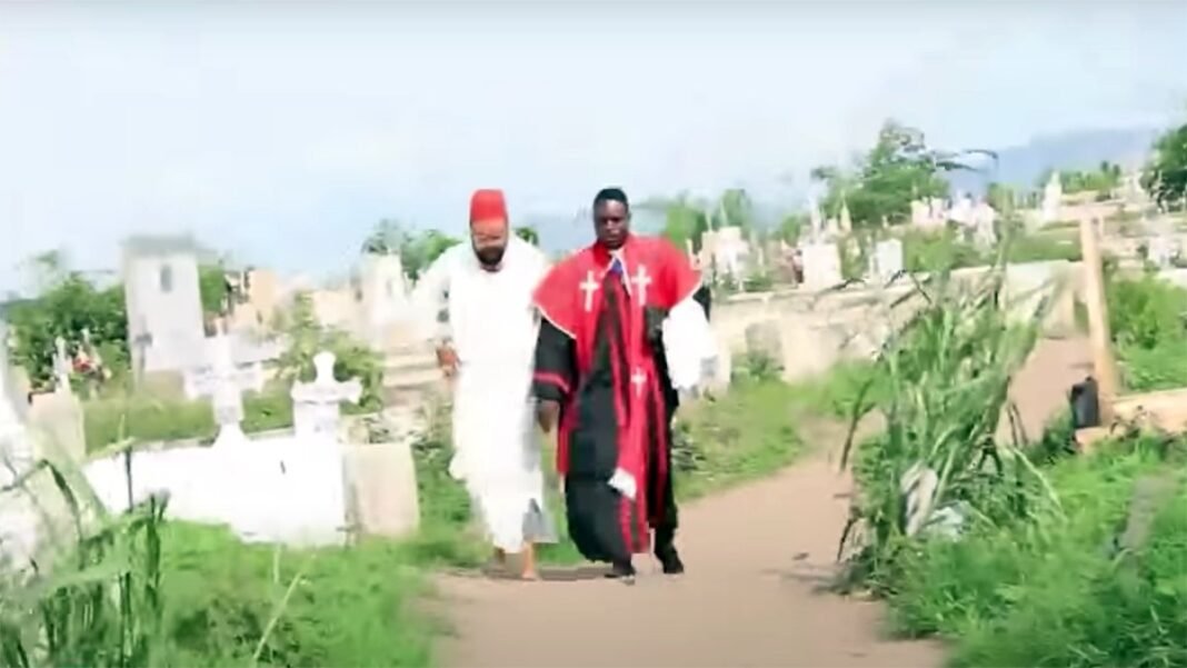 Liteya Kanda montre sa maison au cimetière