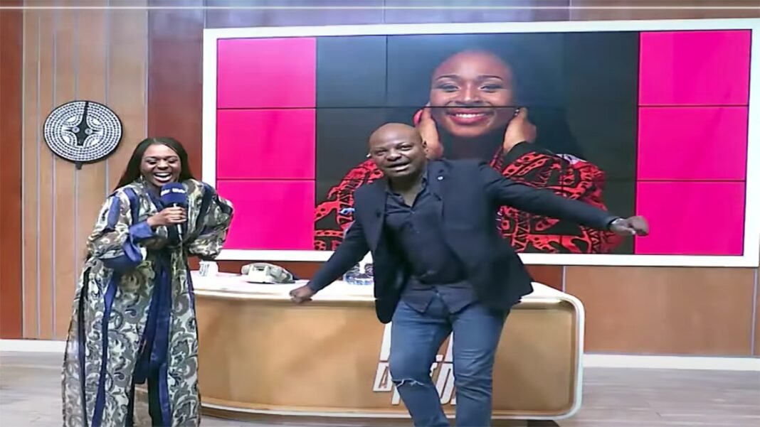 Dena Mwana fait face à la roue de la « Fortune » et chante en Baoulé