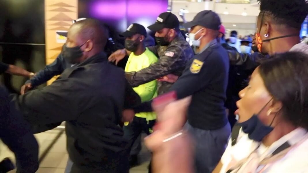 Arrivée d’Héritier Wata en Afrique du Sud. Plein à craquer à l’Aéroport