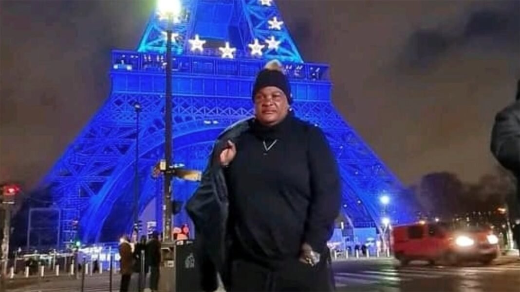 Kissindjora craque en plein Paris