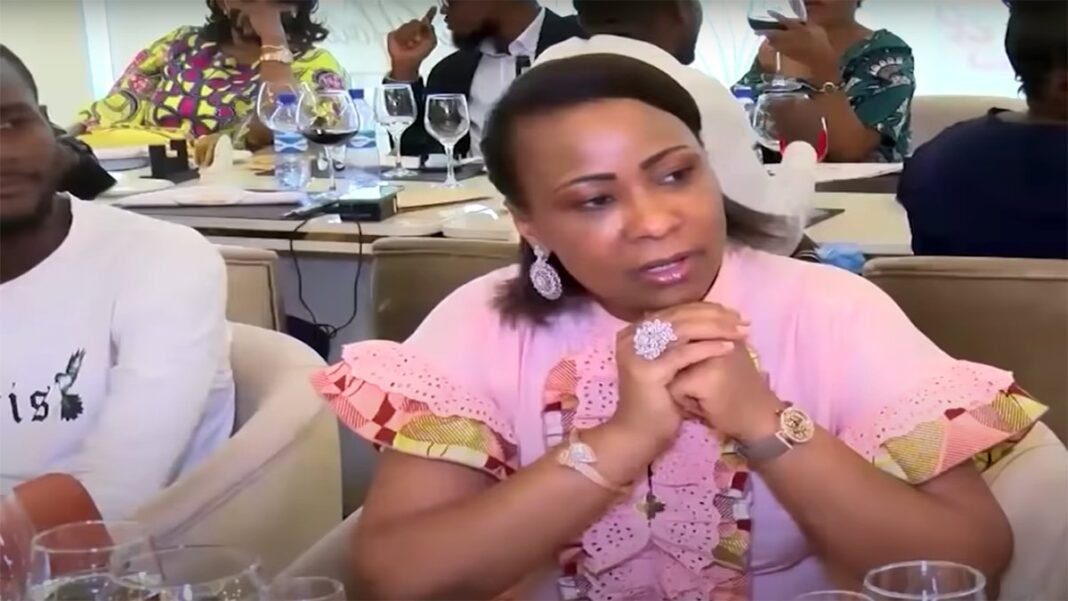 Olive Lembe offre un dîner aux chroniqueurs