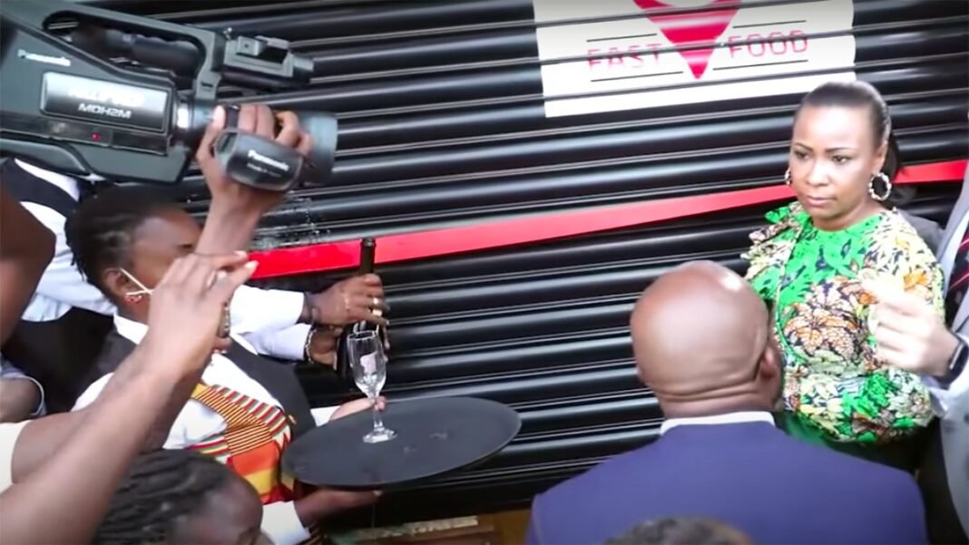 Olive Lembe inaugure son restaurant à Lubumbashi