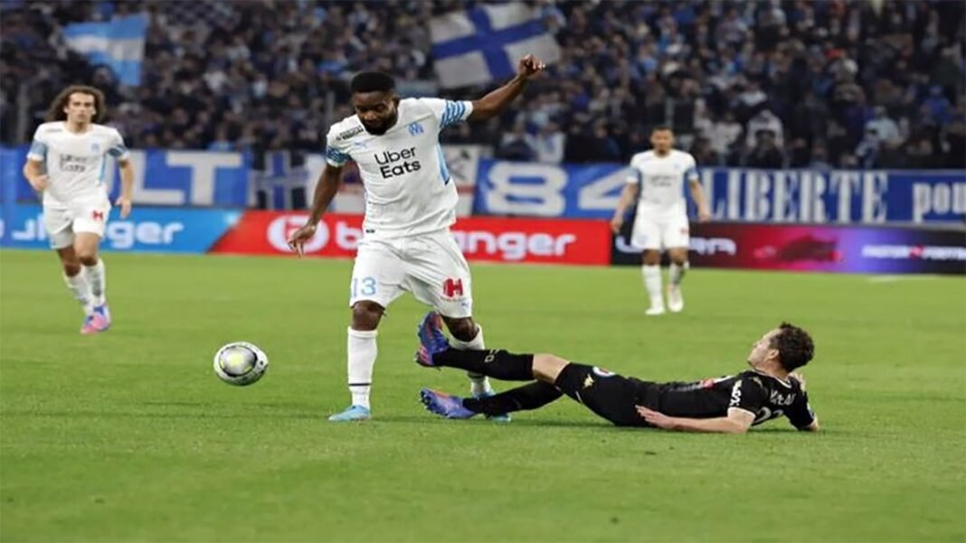 France : première titularisation pour Bakambu