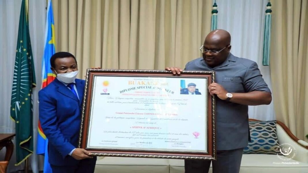 Mboso remet à Félix Tshisekedi un diplôme de mérite dédié à son défunt père