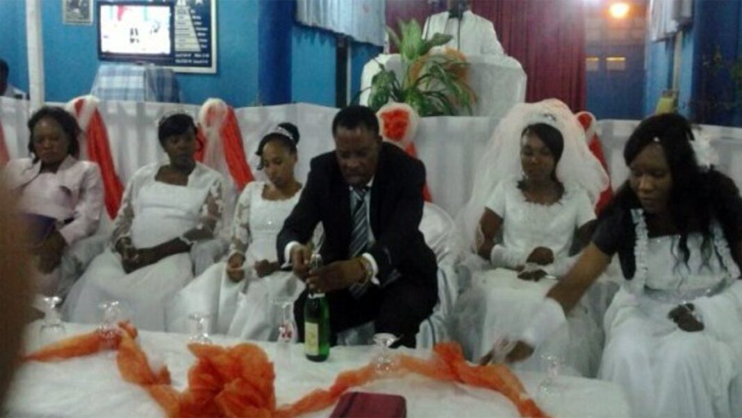Le pasteur congolais qui a 10 femmes parle de la polygamie Le pasteur congolais qui a 10 femmes parle de la polygamie