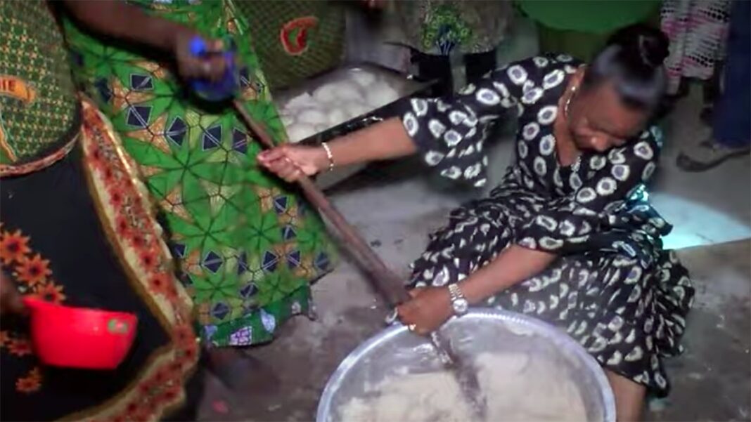 Quand Maman Olive Lembe Kabila prépare du « FOUFOU » Quand Maman Olive Lembe Kabila prépare du « FOUFOU »