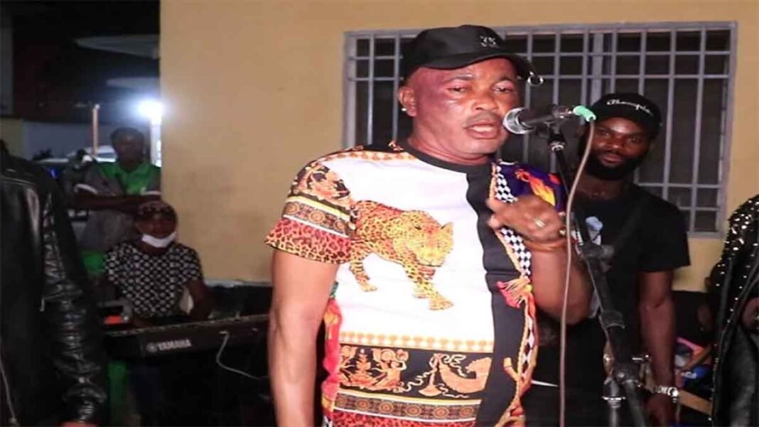 Denis Lessie chante « Nzinzi » de King Kester Emeneya