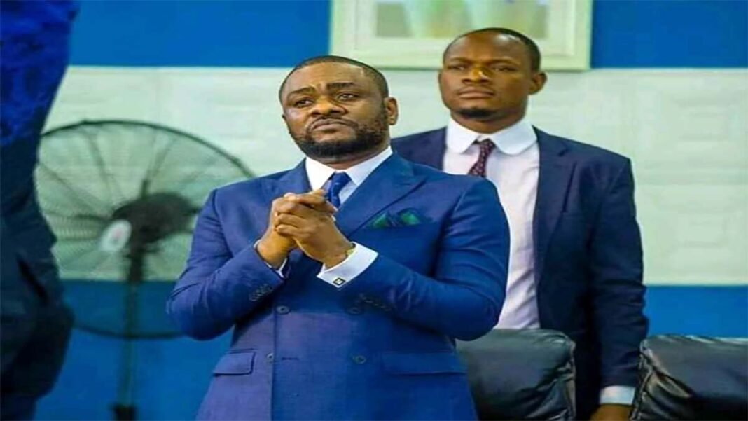 Mike Kalambay dans son église comme un fidèle parmi tant d’autres