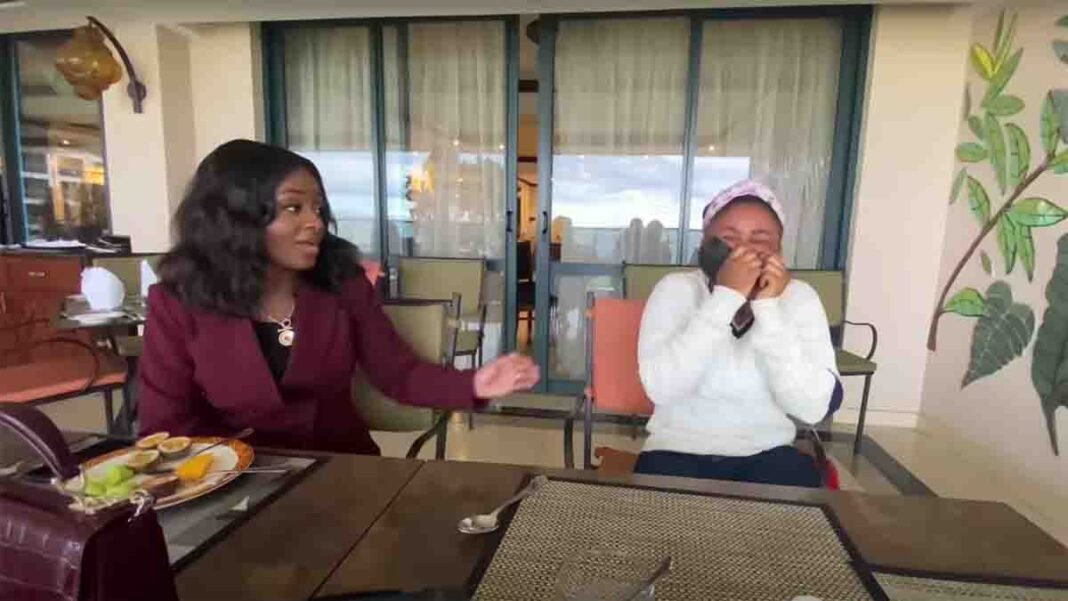 En larmes après avoir rencontré Ruth Misamu pour la première fois