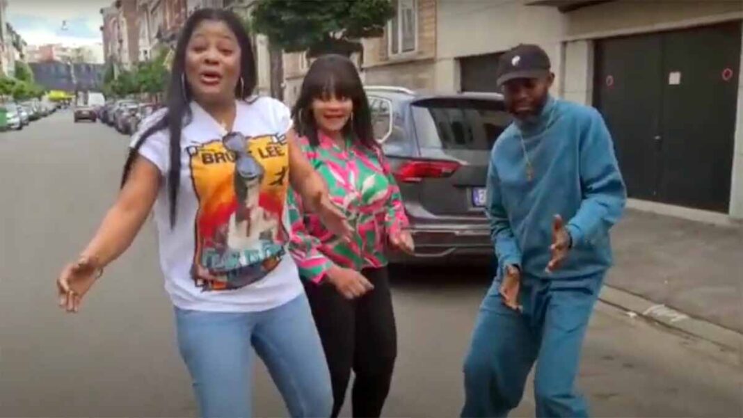 Hanse, Sonia et Miracle dansent en pleine rue de la Belgique Hanse, Sonia et Miracle dansent en pleine rue de la Belgique