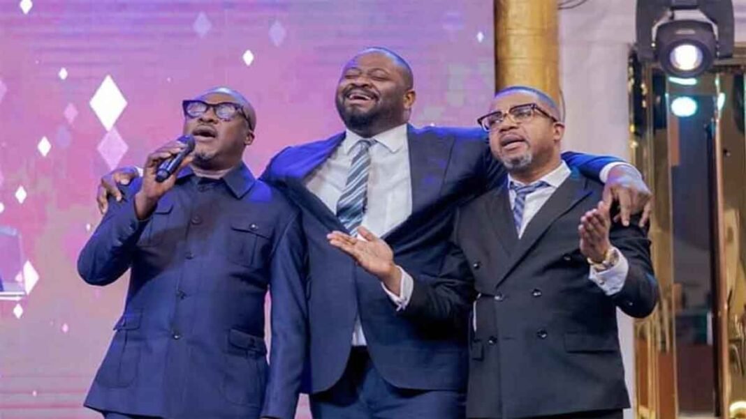 Le Frère Tutu Kaludji et Frère Patient chantent à l’église Cité Bethel de Moise Mbiye