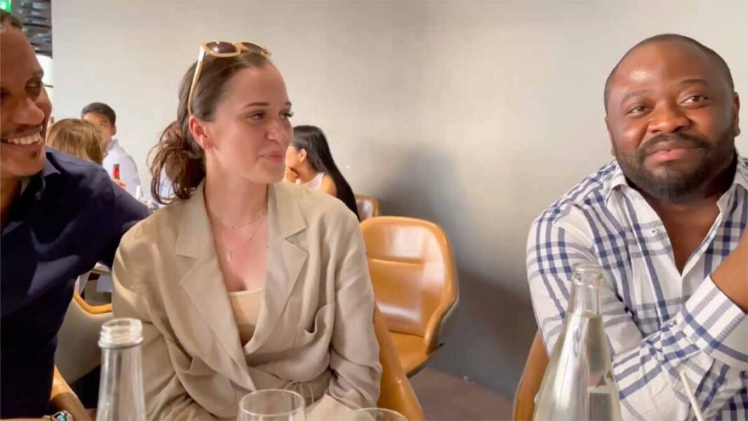 Pasteur Moïse Mbiye et le couple Tatu fêtent un million de vues de la chanson « La Shekinah » à Paris