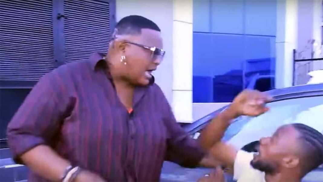 Kissindjora gifle un journaliste en pleine émission Kissindjora gifle un journaliste en pleine émission