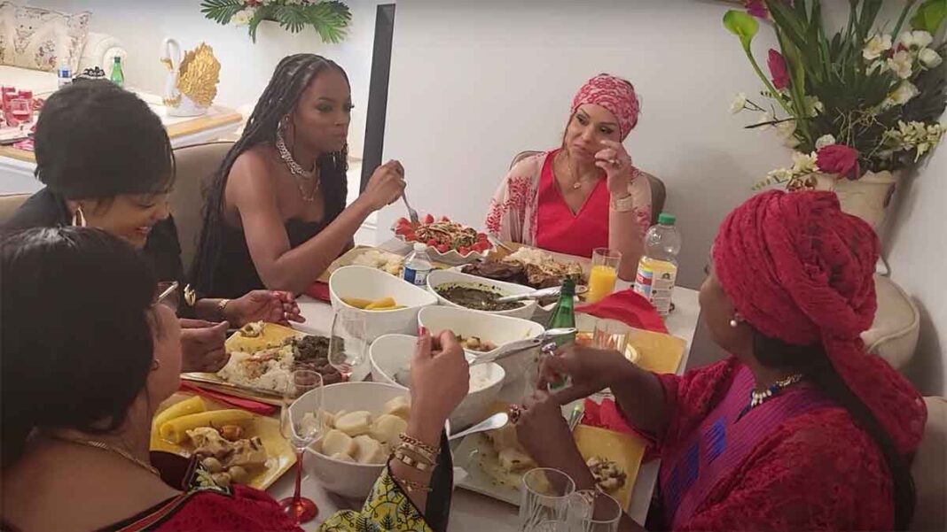 La famille Olomide, Didistone et sa mère Aliya chez Maman Elyane Nitu La famille Olomide, Didistone et sa mère Aliya chez Maman Elyane Nitu