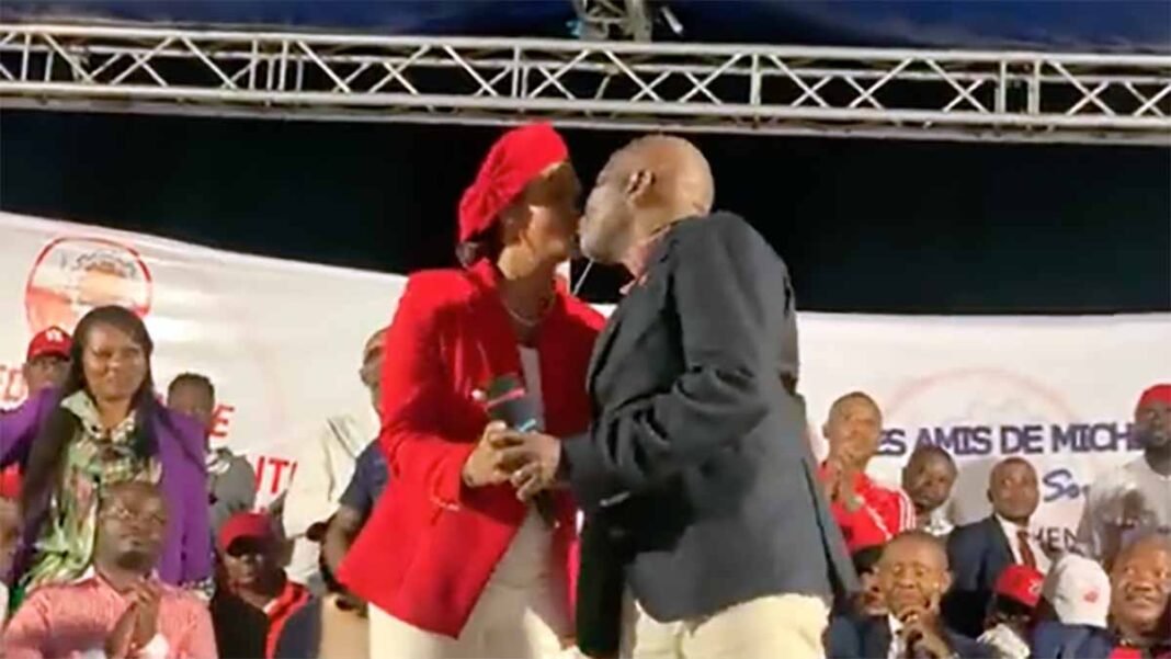 Kamerhe fait un bisou à sa charmante épouse Hamida en plein meeting
