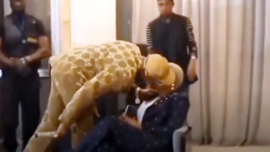 Koffi Olomide embrasse sa chanteuse Cindy Le Coeur en public