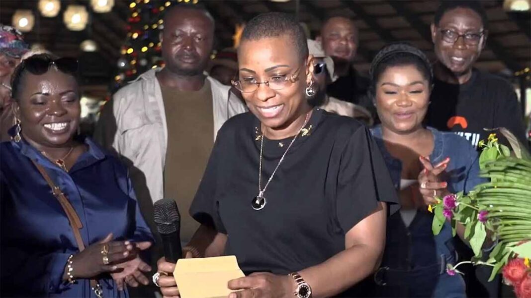 Olive Lembe, Barbara Kanam et les politiciens à Kingakati Olive Lembe, Barbara Kanam et les politiciens à Kingakati