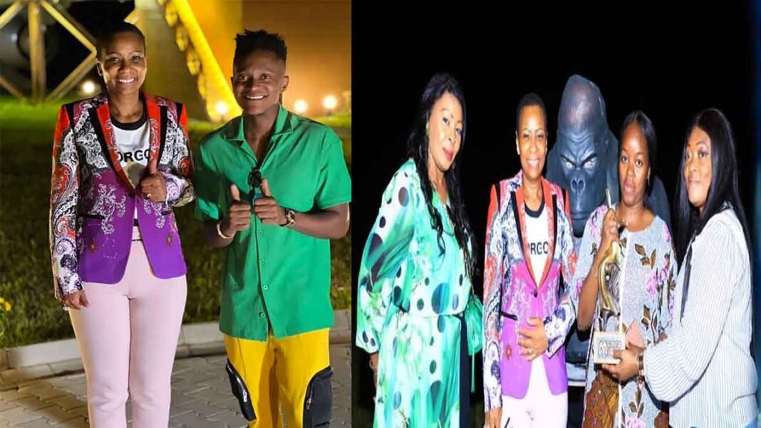 Olive Lembe et Innoss’B et Sila Bisalu présente son trophée à Maman Wa Roho