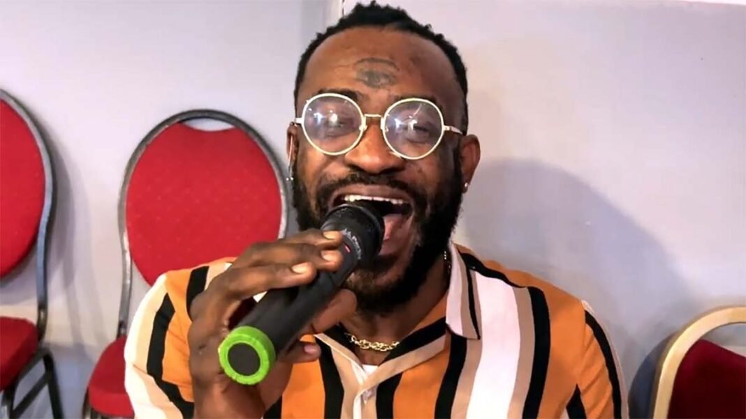 Frère Simon, ex Bercy Muana chante pour Dieu à l’église