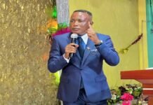 Le prophète Denis Lessie prêche « LETETA » en plein culte