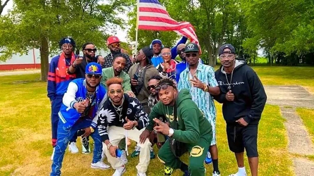 Exclusivité : départ des 24 musiciens de Ferre Gola aux Etats Unis avec Ya Ilus