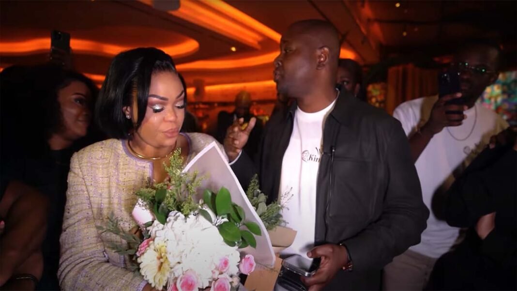 Papa Maajabu offre à Maman Maajabu une nouvelle voiture